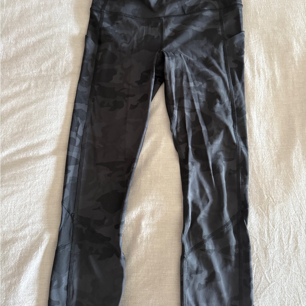 Lululemon pace rival crop in camo size 4